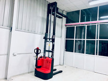 Cargar imagen en el visor de la galería, Apilador Eléctrico 1.5 ton y 3.6 mtrs de altura base angosta