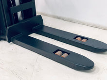Cargar imagen en el visor de la galería, Apilador Eléctrico 1.5 ton y 3.6 mtrs de altura base angosta