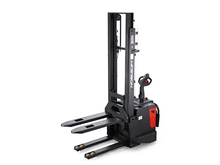 Cargar imagen en el visor de la galería, Montacargas - Apilador Eléctrico Hombre A Bordo 1.5 tonelada a 3.4 metros de altura