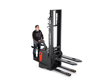 Cargar imagen en el visor de la galería, Montacargas - Apilador Eléctrico Hombre A Bordo 1.5 tonelada a 3.4 metros de altura